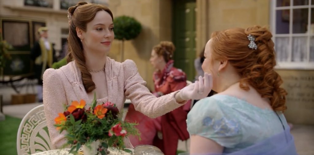 nnuueeii_'s tweet image. ตัวละครเพเนโลปี้แทบจะโตมาด้วยตัวเองเลยตอนอยู่บ้านเฟเธอร์ริงตันหรืออยู่ในงานสังคม เพนจะรู้สึกเหมือนตัวเองไร้ค่าไร้ตัวตน ขอบคุณคุณแม่ไวโอเลตที่รับน้องเพนมาเลี้ยงนะคะ บ้านบริดเจอร์ตันรักเพนมากเลย ในที่สุดเพนก็ได้อยู่ในบ้านที่อบอุ่นแล้ว จะร้องไห้🥺 #Bridgerton #BridgertonS4