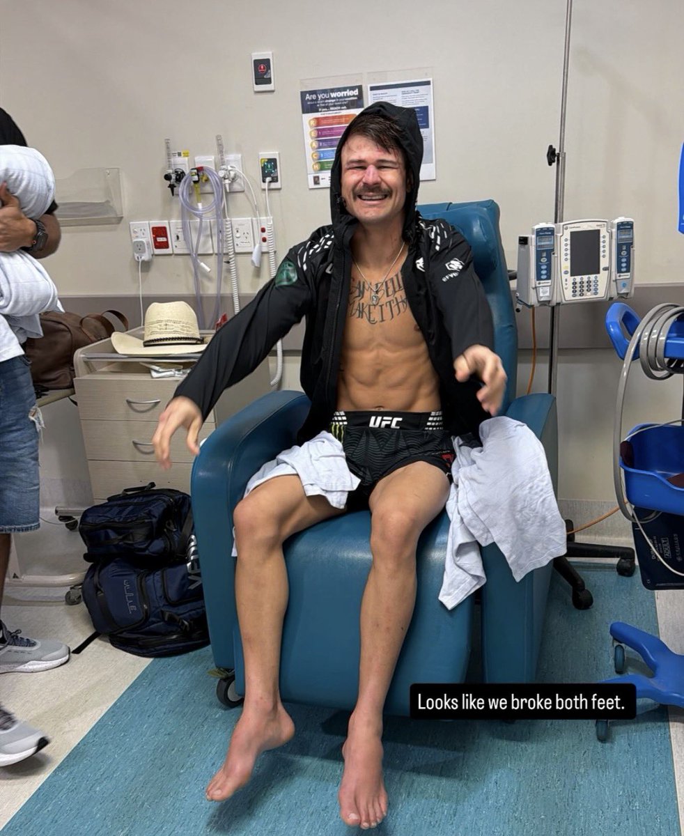 pubity's tweet image. UFC fighter Diego Lopes broke both his feet at UFC 325