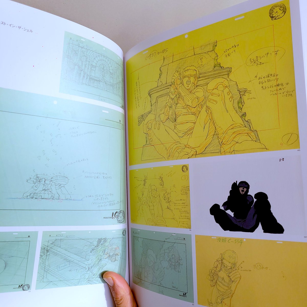 432 pages ! L'artbook de l'expo #GhostintheShell à Tokyo c'est le plus gros que j'ai jamais vu au Japon 😁
Il est incroyable bien sûr, des centaines et des centaines de Gengas et cellulos des différentes séries, une vraie mine d'or pour les fans !