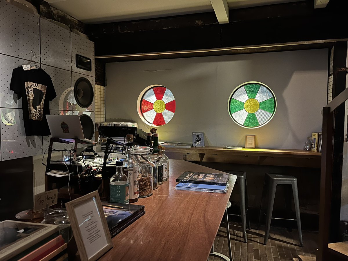 京都の遊廓跡地が気になって歩いていたら見つけたお店

今日はジャズ喫茶的な日
と銘打っていたのでふらりと入ったら大正解

ハチ レコードショップ＆バー
おすすめです🥃