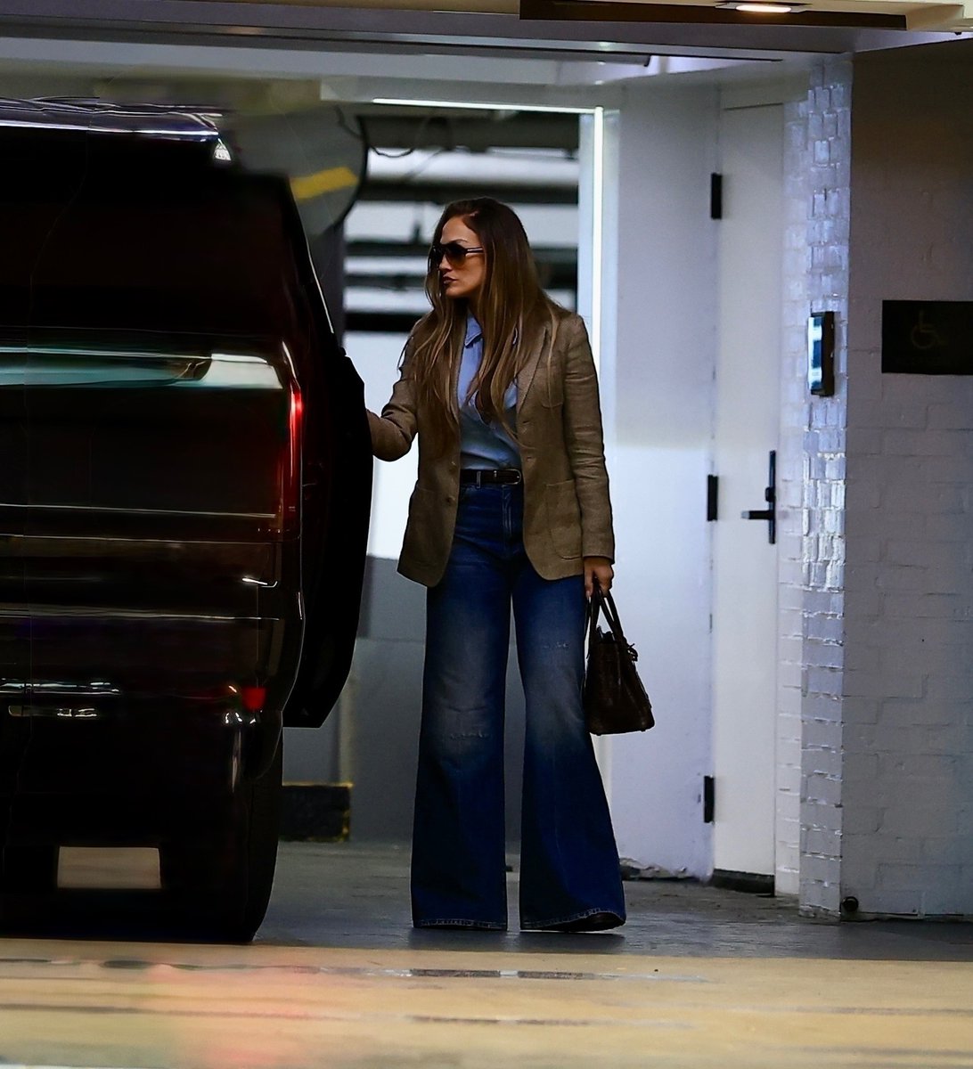 JLo Gallery tweet media