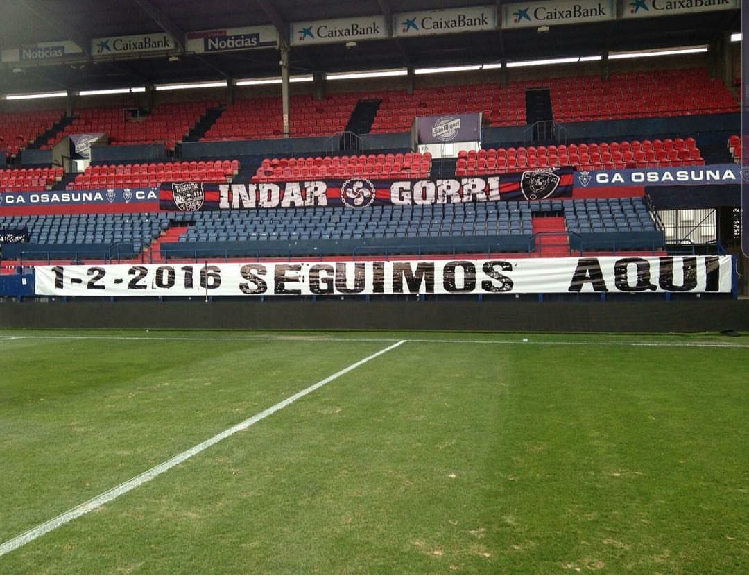 Pues así es,amigos y enemigos, aquí seguimos. Cada uno sabrá en el lado de la trinchera que se coloco hace 10 años,pero lo que está claro es que los años han pasado y seguimos aquí...con las ideas más claras,resistiendo a vuestro fútbol y con las mismas ganas de combatir