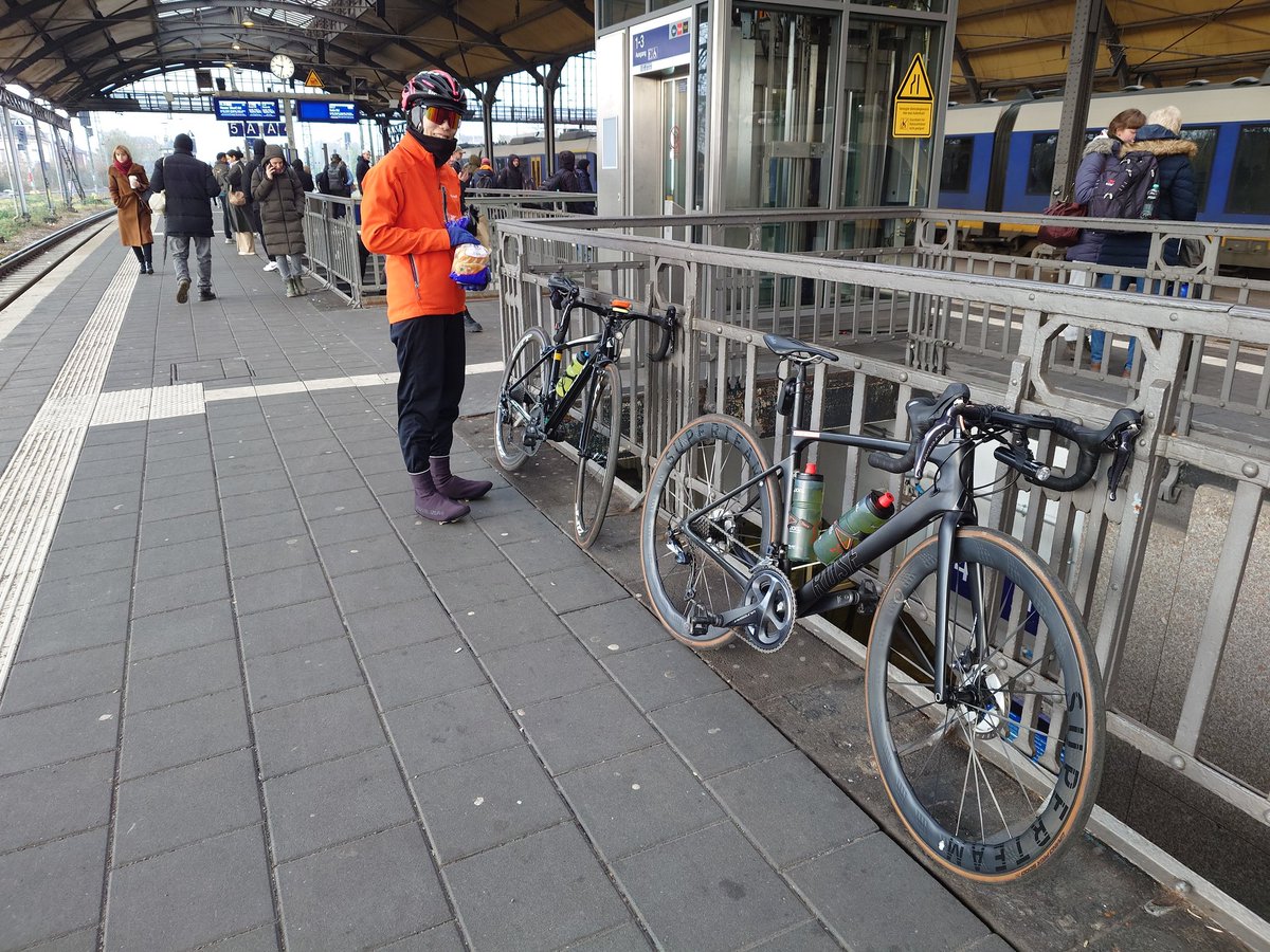 寒いけど走るぞー
まずは電車