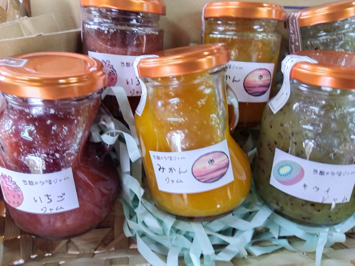 kouhei2708's tweet image. 亀卜神事の雷神社再建企画
豆酘の夕陽ジャムフルセット
豆酘の夕陽ジャム
みかん🍊２２０g・１２０g
いちご🍓２２０g・１２０g
キウイ🥝２２０g・１２０g
通常¥５６９０を
合計¥５２００+送料

１０%を雷神社再建企画になります宜しくお願い致します🙇
　#対馬　#雷神社再建企画　#豆酘の夕陽ジャム