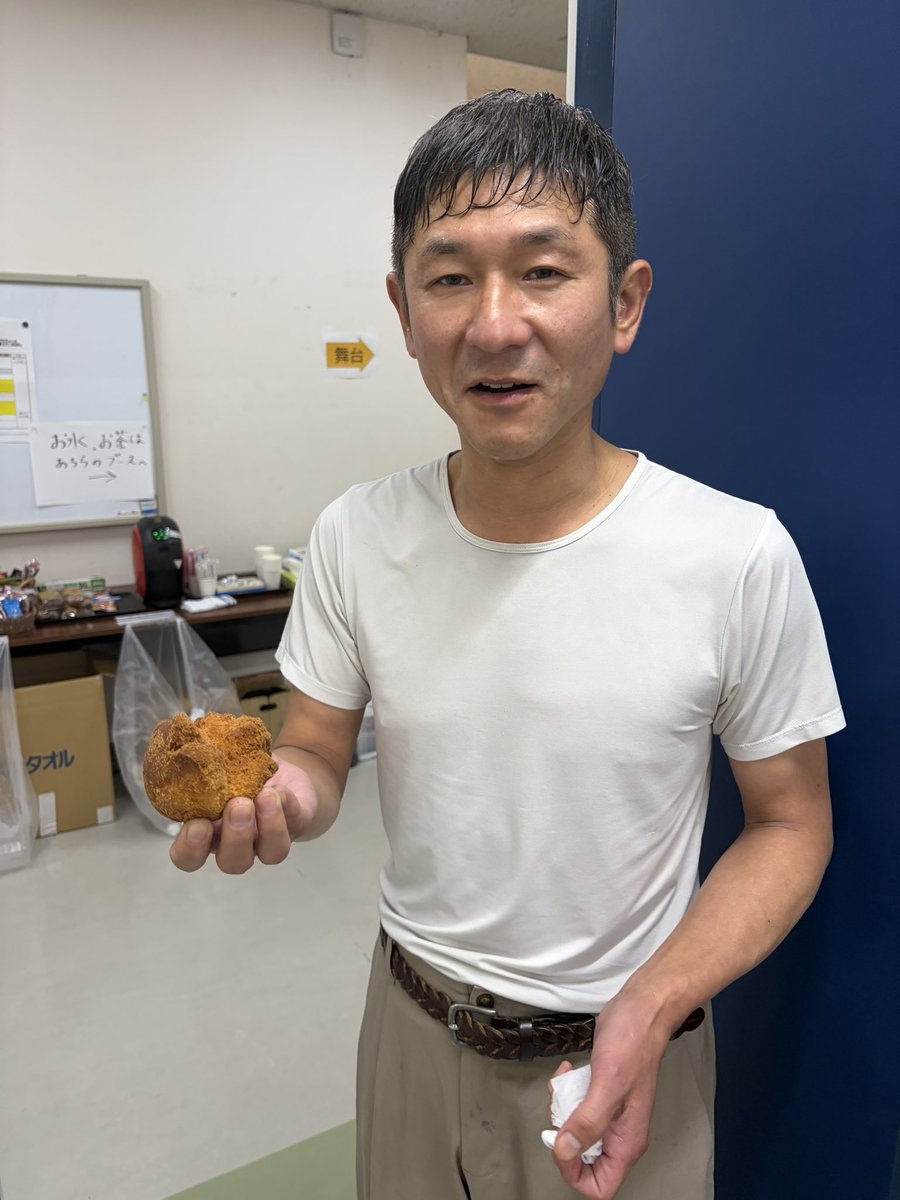 slimmaeken's tweet image. 昨日、沖縄で笑い飯さんとお仕事でした。

ふとM1グランプリで、笑い飯さんと勝負をした日の事を思い出したので書きました。

M1グランプリの決勝。

めっちゃ緊張しながらも、なんとか僕らはネタをやり抜き、ファイナルステージまで勝ち進みました。

ファイナルステージ、笑い飯さんとの勝負。