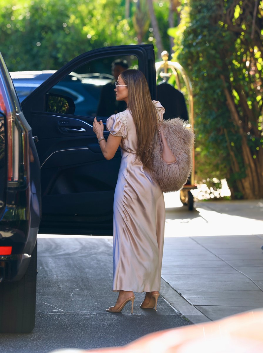 JLo Gallery tweet media