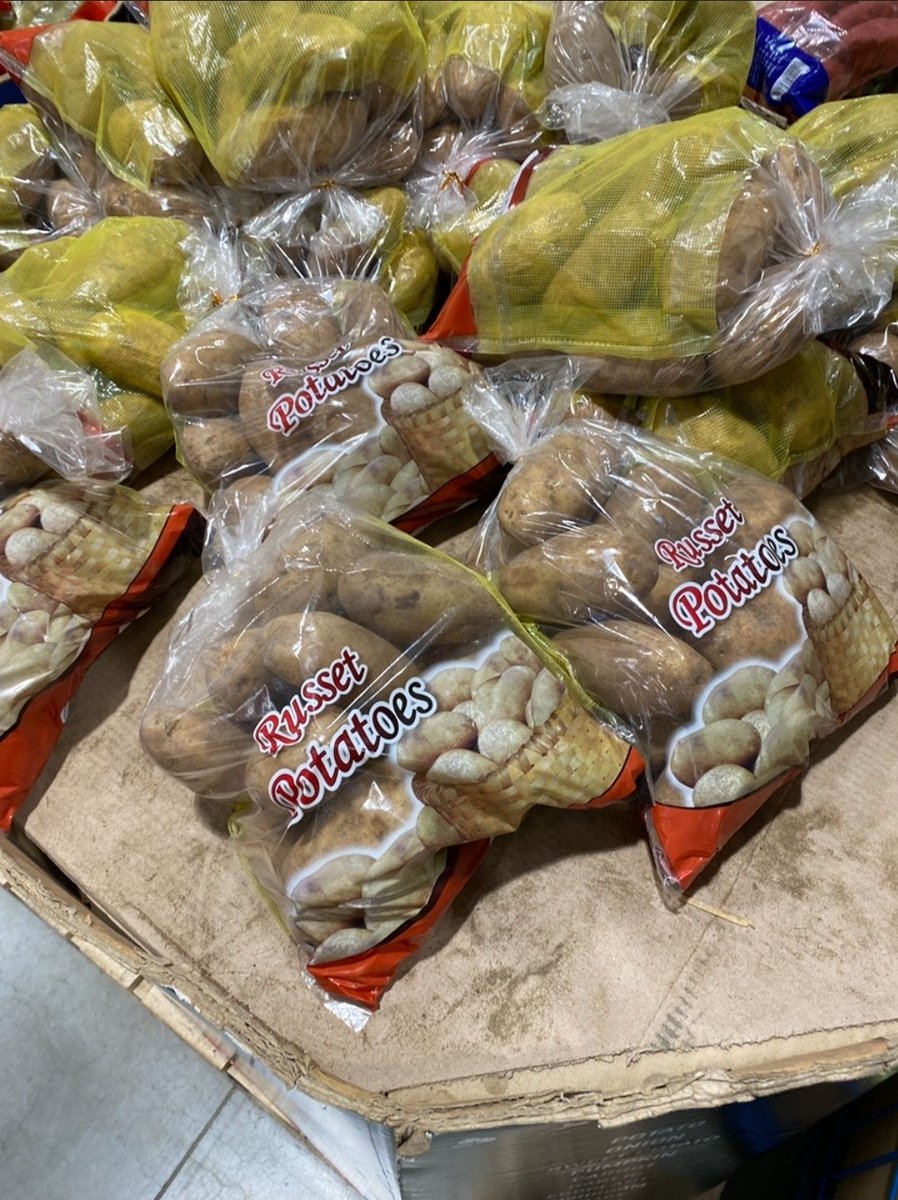 대박! 트럼프 행정부의 압박과 한미 관세 협상에 따라 미국 11개 주 러셋감자가 한국에 본격적으로 들어옴 

러셋감자의 수입 단가는 kg당 약1000원 수준 국내산 도매가격의 약2330원의 절반도 안되는 엄청난 가성비를 자랑함ㅎㄷㄷ

트황이 한국 서민들 주머니까지 챙겨주는중

감자덕후들 소리 질러!