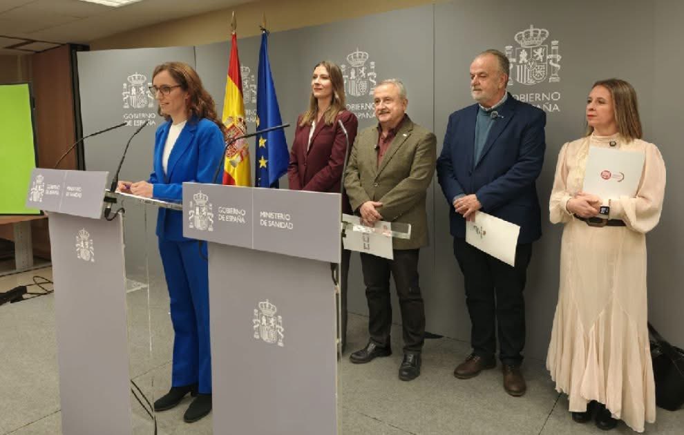 Cuando dentro de muy poco tiempo no haya ningún médico para que nos atiendan en la sanidad pública, recordad quienes firmaron un estatuto al margen de los médicos y exigirles cuentas 👎🏻

<a href="/Estatuto_Medico/">ESTATUTO MEDICO YA</a> <a href="/DrMiguelLazaro/">Miguel Lázaro</a> <a href="/vicentematas/">Vicente Matas</a> <a href="/Sanidadtodoa100/">Sanidad "Todo a Cien"</a> <a href="/mariajocesm/">María José García Mateos</a> <a href="/OMC_Esp/">Organización Médica Colegial de España</a>