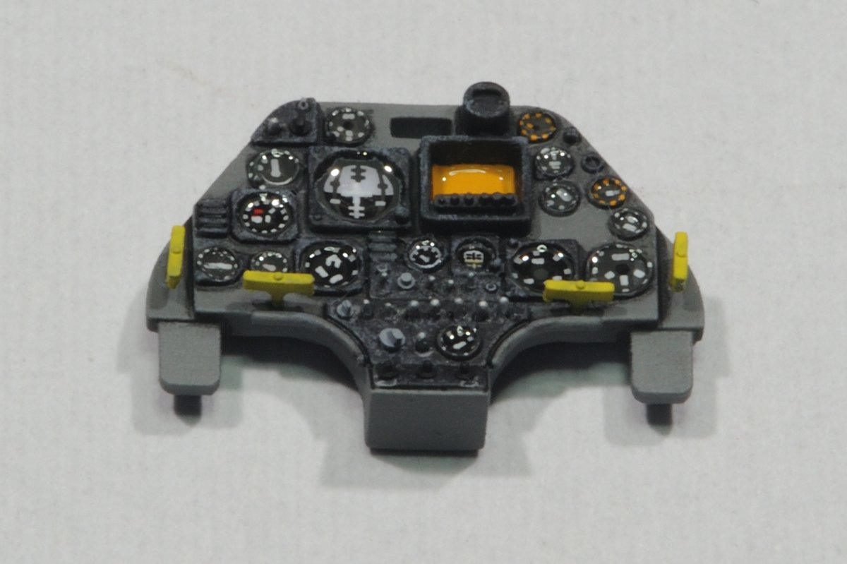 mosuke_models's tweet photo. フロントパネルを作りました。以前海外のモデラーがやっていたスイッチやノブを一つずつ植えていく方法がとても良く見えたので真似してみたところ、正直二度とやりたくないと思うほど手間と時間がかかりました。見栄えはすごく良いですけどね。
#模型 #プラモデル #スケールモデル #scalemodels https://t.co/AzdwDdFEjg