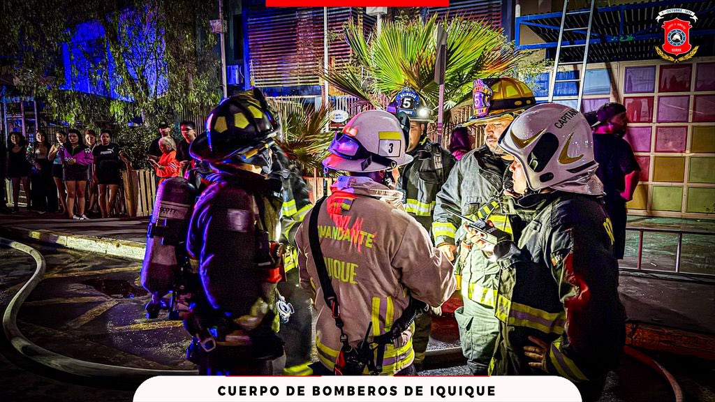 comandanteCBI's tweet photo. 80 Bomberos y 18 piezas de material mayor se movilizaron para combatir incendio estructural en calle 12 de febrero y piloto pardo. 3 viviendas resultaron afectadas. Arduo trabajo que se extendió hasta la madrugada de hoy. #Iquique #BomberosIquique ¡Profesionales de la Emergencia! https://t.co/QWRAzPR3u0