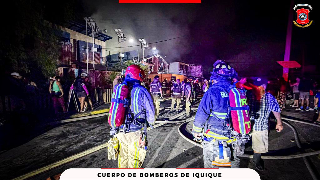 comandanteCBI's tweet photo. 80 Bomberos y 18 piezas de material mayor se movilizaron para combatir incendio estructural en calle 12 de febrero y piloto pardo. 3 viviendas resultaron afectadas. Arduo trabajo que se extendió hasta la madrugada de hoy. #Iquique #BomberosIquique ¡Profesionales de la Emergencia! https://t.co/QWRAzPR3u0