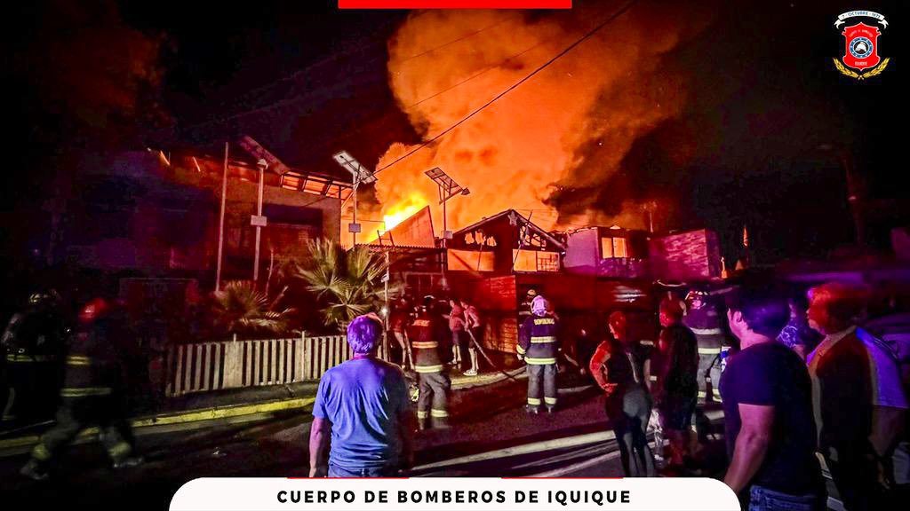 comandanteCBI's tweet photo. 80 Bomberos y 18 piezas de material mayor se movilizaron para combatir incendio estructural en calle 12 de febrero y piloto pardo. 3 viviendas resultaron afectadas. Arduo trabajo que se extendió hasta la madrugada de hoy. #Iquique #BomberosIquique ¡Profesionales de la Emergencia! https://t.co/QWRAzPR3u0