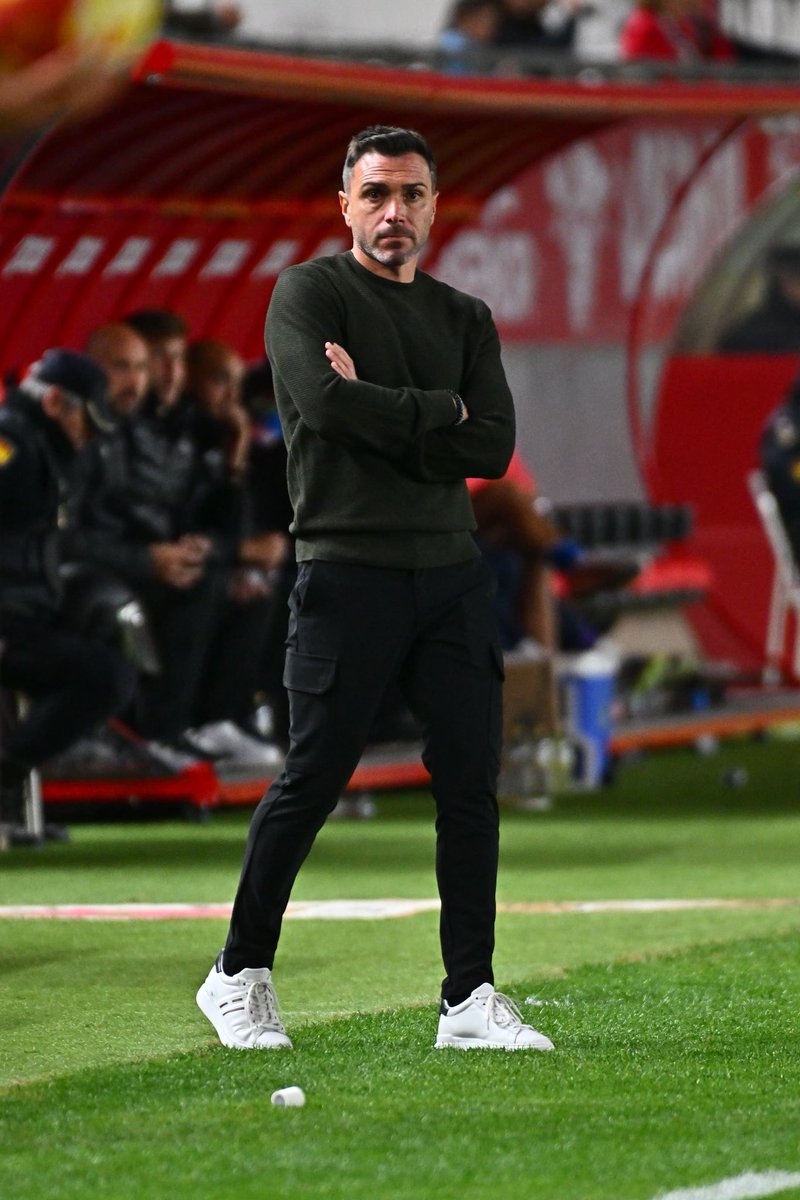 Es totalmente lícito realizar críticas -constructivas y objetivas- sobre los últimos encuentros de Colunga. Pero de ahí a hablar sobre su futuro...

Ni ayer el Real Murcia era perfecto, ni hoy es un equipo de descenso.

No hay que ser tampoco oportunistas. Son 4 semanas malas,