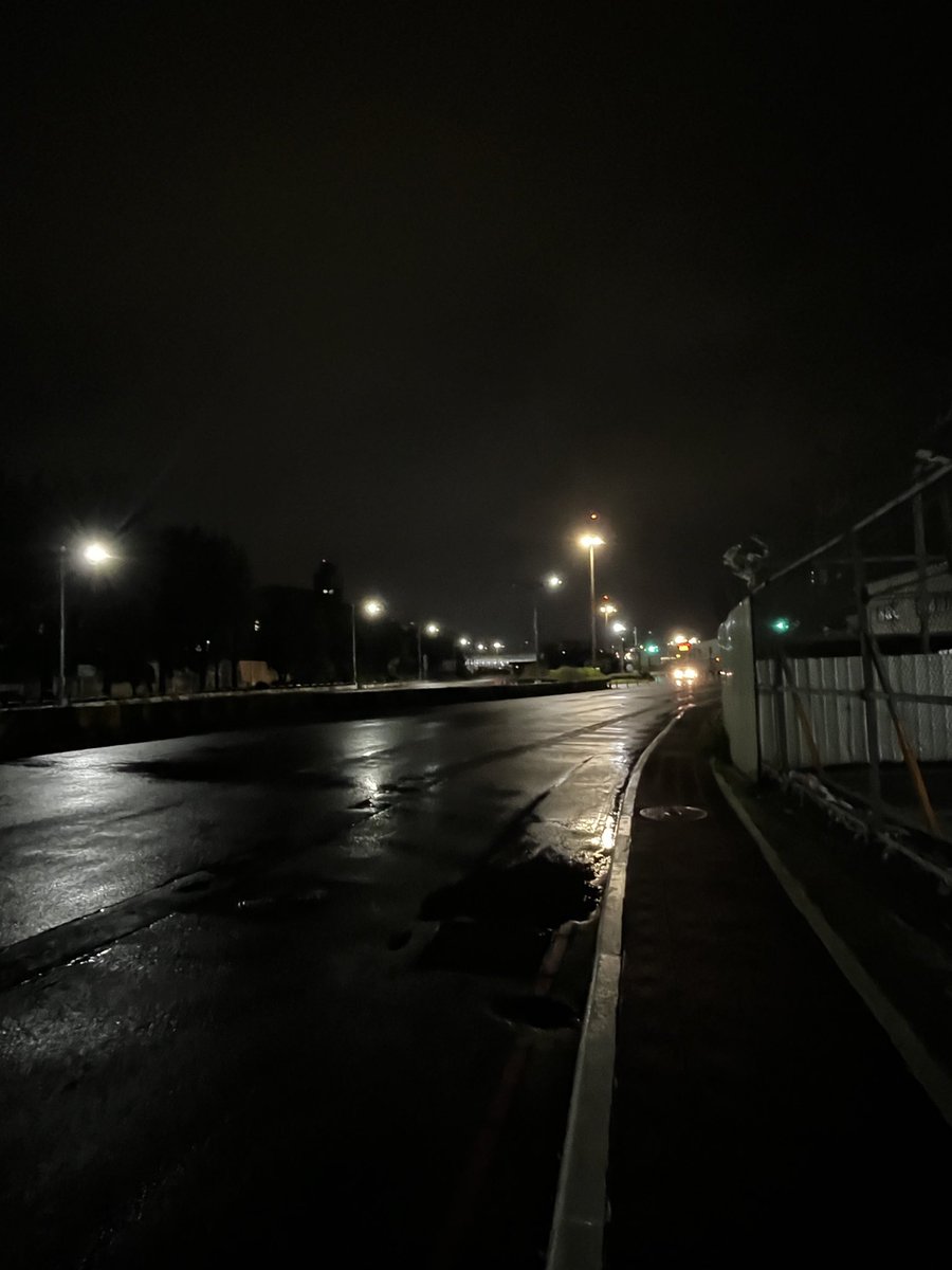 migun030's tweet image. 用走的才知道機場從馬路外圍走進去超遠還沒任何指標
超恐怖