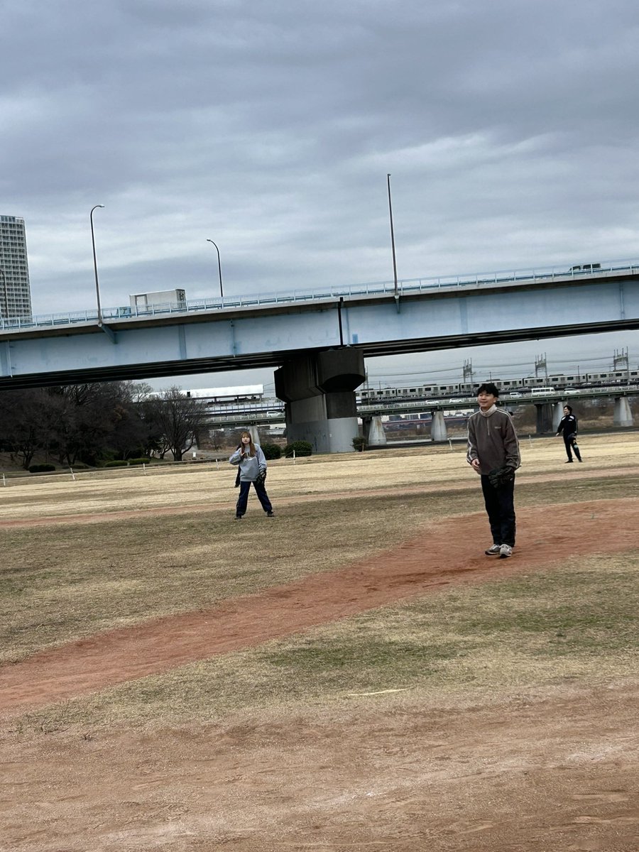 AguMunashes's tweet photo. 1/28 練習

今日も元気に練習！
寒い日が続く中だんだんと春にも近づいてきました

ノックも、バッティングもみんな上手くなってます👍

来週は冬合宿⛷️❄️楽しもうね〜

新入生へ！
DMや質問箱お気軽にどうぞ〜
#ムナッシュズソフトボール愛好会
#青学ソフトボール
#春から青学
#ソフトボールサークル https://t.co/zjatuP1BKa