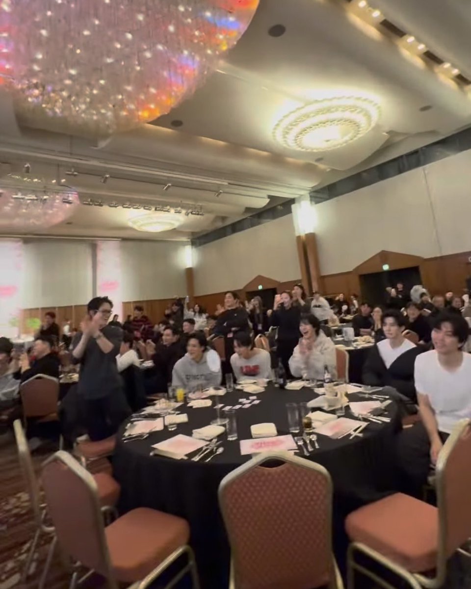 송은석 이런데서  혼자 아부라소바배달시킨거 가져와서 먹고잇다고..?아부라왕국을리스펚