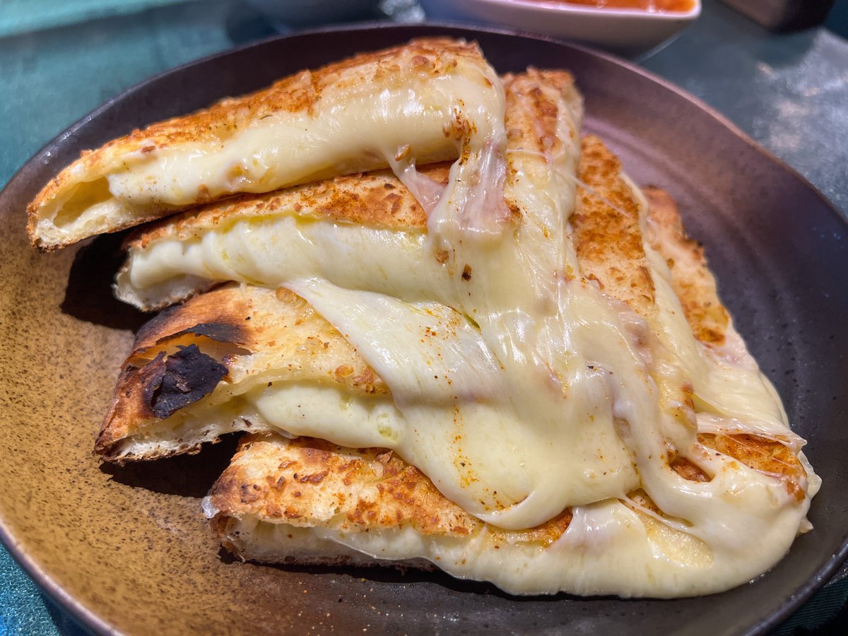 muni_gurume's tweet image. 美味しいチーズナン食べるなら水道橋「ソウルフードインディア」のガーリックチーズナン食べれば間違いない。濃厚チーズたっぷりでパンチ効いたガーリックの味わいが最高すぎる