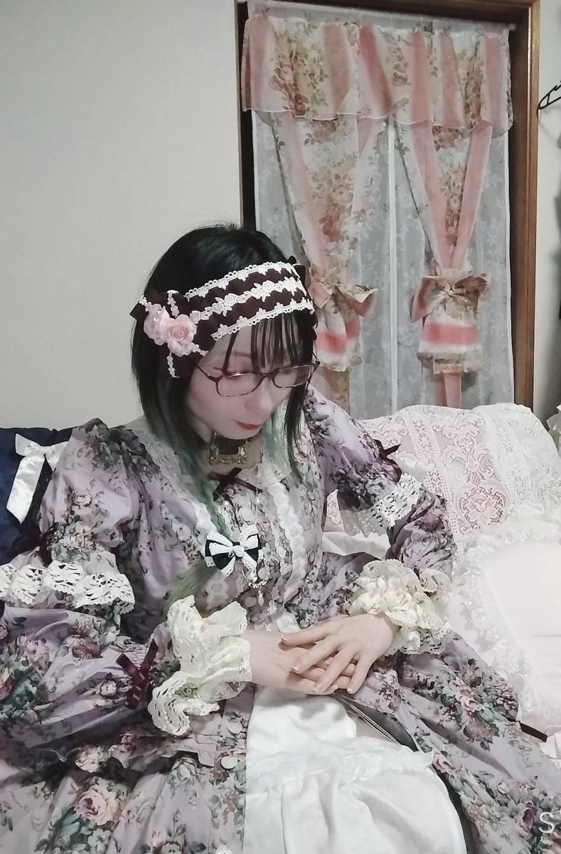 sayuki000111's tweet photo. Because the night is beautiful,
because the night feels lonely,
I smile softly
and watch over you.
Malice Mizer
#Lolita #クラロリ #雰囲気好きな人と繋がりたい #ロリータ #quietbeauty #nordicaesthetic #stillness #softpresence #calmintensity #slowliving #classiclolita https://t.co/BCjlfnZFIq