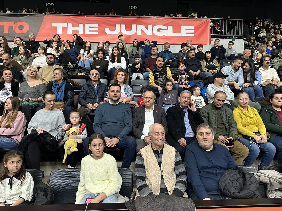 📣 TEŞEKKÜRLER HALKIMIZ!

Derneğimiz ve #Eczacıbaşı iş birliğiyle gerçekleştirdiğimiz bu muhteşem organizasyonda yaklaşık 2000 kişiyle salonumuzu doldurduk! 🙌
Oyuncularımız çok mutlu, tribünler dopdoluydu, enerji harikaydı! 🏐🔥
#eczacıbaşı #Voleybol