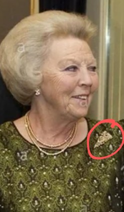 bonn_tanja's tweet photo. The queen of darkness en Beatrix. Een luguber duo.
Marina Abramovic is een graag geziene gast in elitaire kringen en Beatrix is op haar beurt nogal geïnteresseerd in Dark Art. 
Zou die pizza 🍕 broche een onschuldige keuze zijn? 🤔 https://t.co/YedaZfY4tP