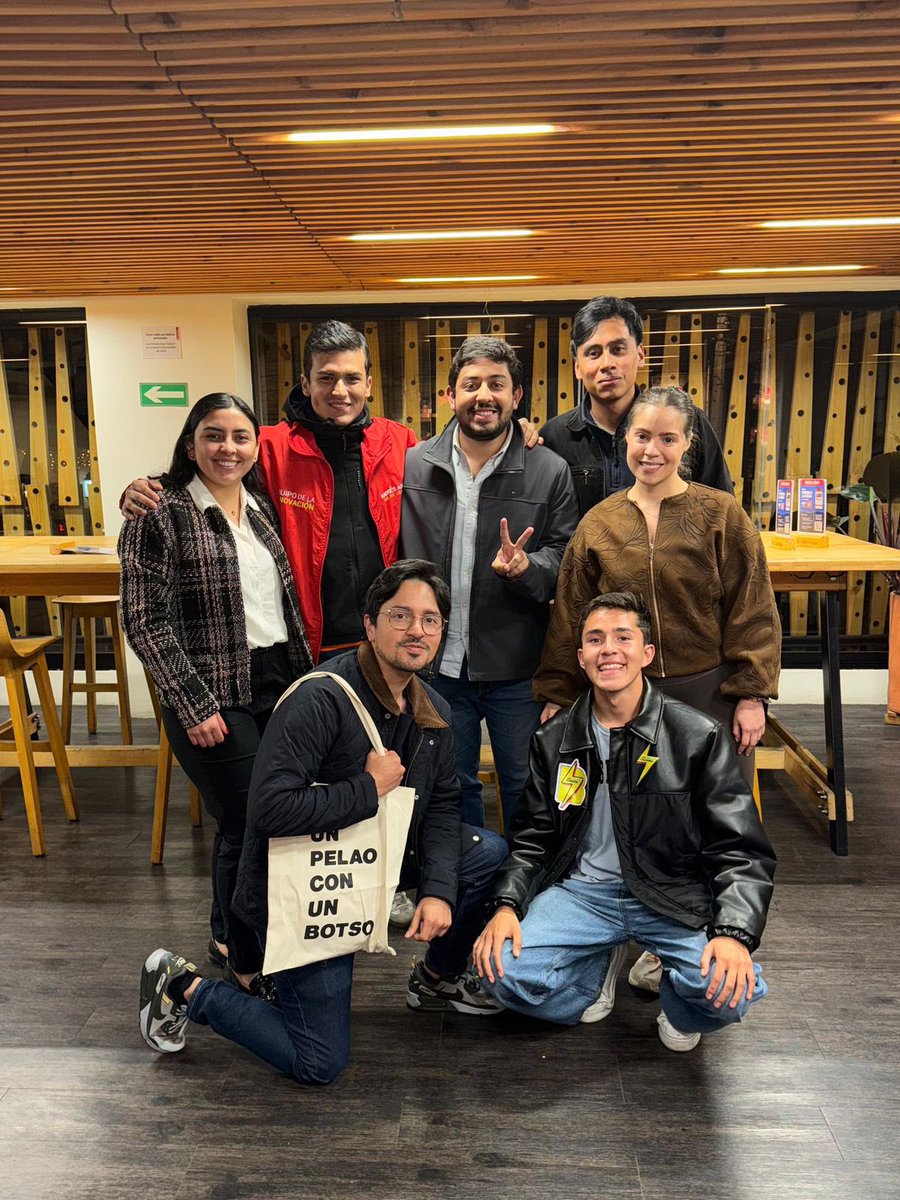 JDOviedoAr's tweet photo. Los jóvenes se están uniendo, conversando y se están escuchando para construir, aún en sus diferencias. 

Sería francamente ridículo ignorarlos. En la #GranConsultaMarzo8 decidimos sumar, sin egos y sin ambiciones personales. Poniéndole cabeza, carácter y corazón a Colombia. https://t.co/nz7YdIOVMn