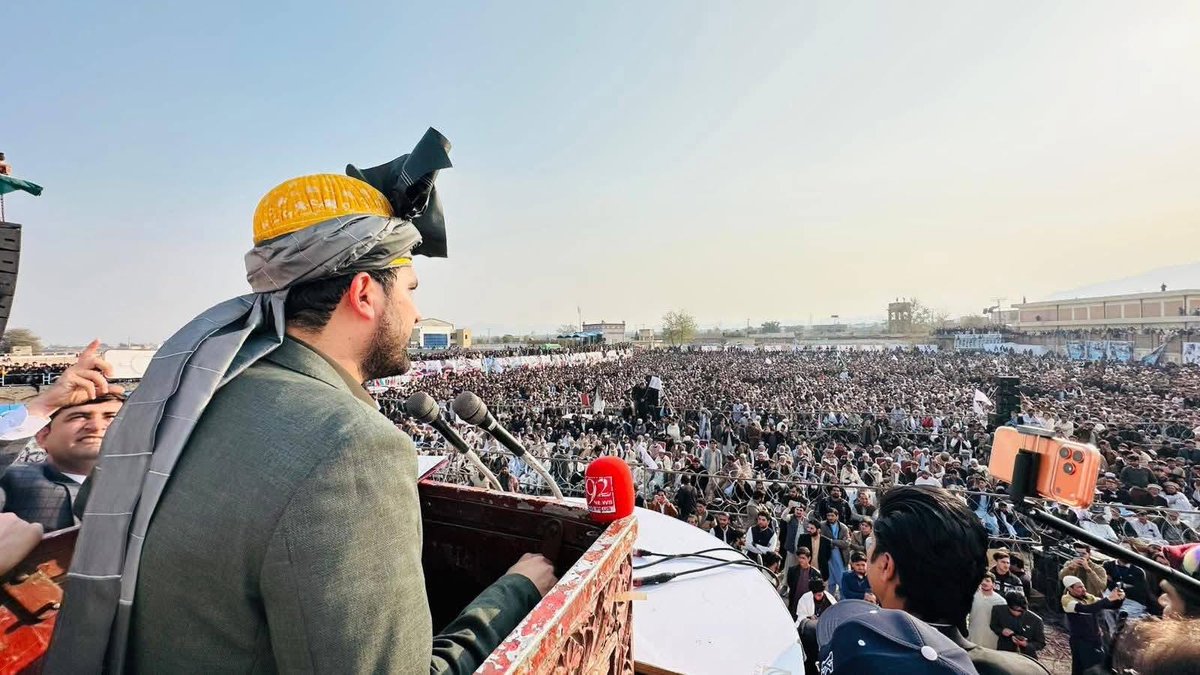 خیبر امن جرگے کے ۳ فیصلے:
۱) ہمیں جبری طور پر اپنے گھروں سے بےدخل کیا ہے۔ لہٰذا وفاقی حکومت اور جس جس نے ہماری قربانی کو مزاق بنایا ہے وہ معافی مانگ کر اپنے الفاظ واپس لے۔

۲) بار بار اپنے گھروں سے بے دخلی بند کمروں کے فیصلوں کا نتیجہ ہے۔ اس دفعہ ہمارا رُخ پُرامن طور پر اسلام