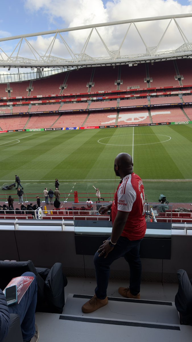 I have supported just one club all my life, ARSENAL.
Some of you are supporting 200 clubs.
No wonder double dating is easy for you people 😭 😜