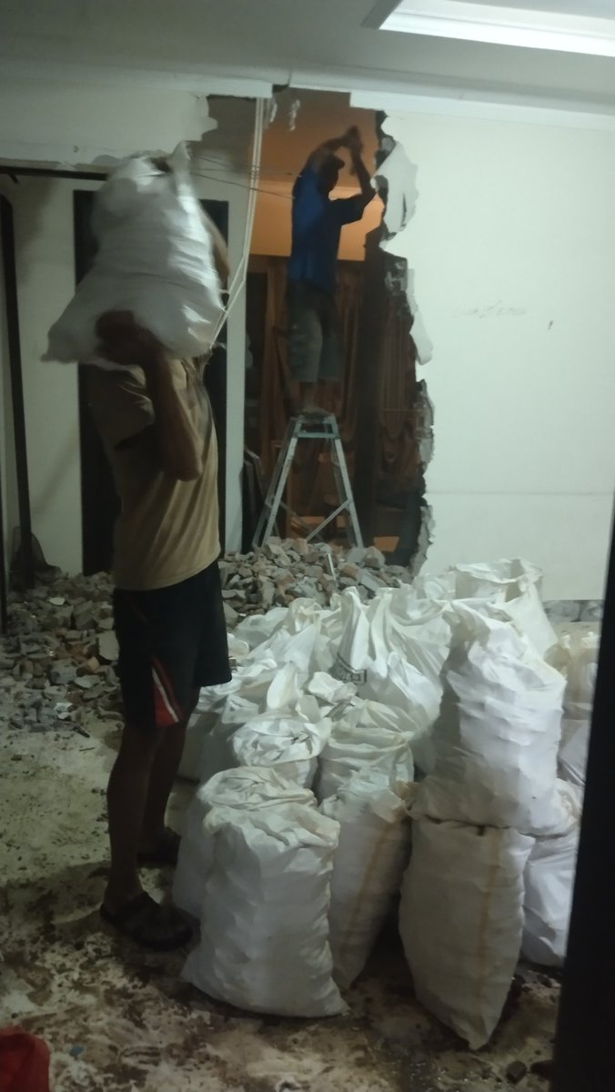 Semua tukang gue yang ngerjain proyek di Fatmawati orang Sunda, kita ngobrol pake bahasa Sunda, yang baru ikut kerja sama gue kaget. "Pak tiasa basa Sunda? " 😂😂😂