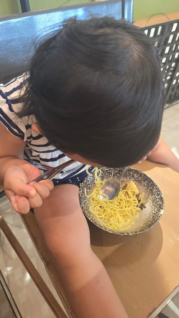 rianindaa's tweet image. Gue : "Duh pengen ramen" 
Nami kedengeran 
Nami : Yo buk. Mamem ramen buk"
Gue : 😁😁