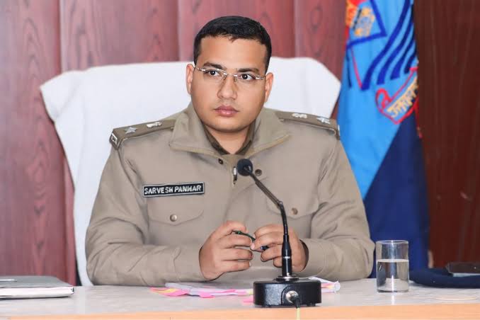 उत्तराखंड के पौड़ी के एसएसपी सर्वेश पंवार आईआईआईटी  रुड़की और बीएचयू से पढ़े हुए हैं। दीपक कुमार की जान माल की सुरक्षा और कोटद्वार में कानून व्यवस्था की स्थिति को बरकरार कर गुंडागर्दी को खत्म करना इनकी जिम्मेदारी थी जिसमें यह विफल रहे। लेकिन यह सोचने वाली बात है ऐसा क्यों हुआ?