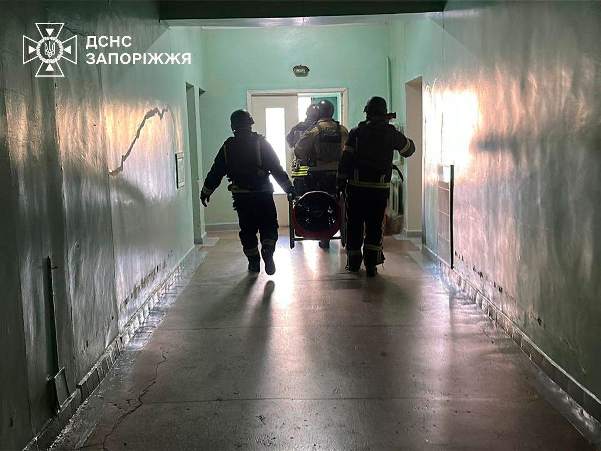 BohuslavskaKate's tweet image. This afternoon, russian strike drones attacked a maternity hospital in Zaporizhzhia injuring 3 women.

A fire broke out on the second floor in the reception area of the gynecology department. Rescuers quickly extinguished the blaze.