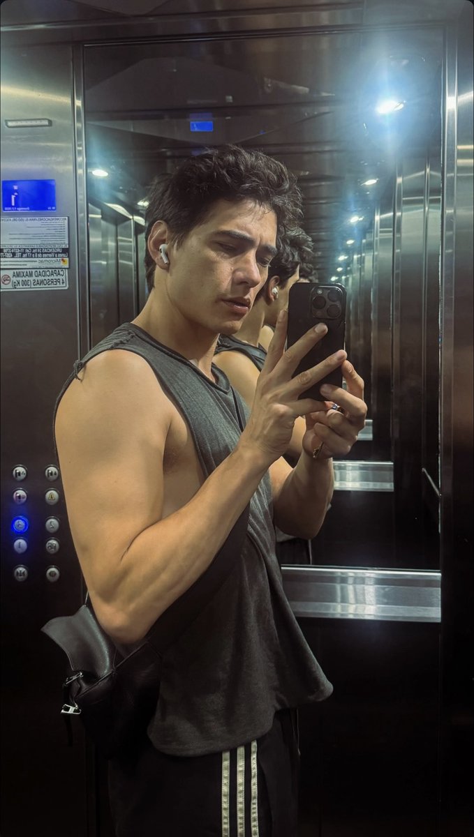 📲 | Enzo vía historias de Instagram con Gorillaz- Spitting out the Demons de fondo musical.