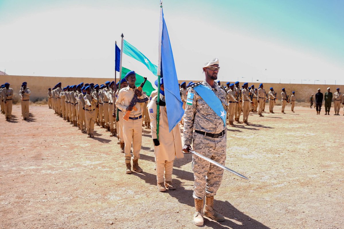 Plstatehouse's tweet photo. Madaxweynaha Dowladda #Puntland Mudane @HESaidADeni
 oo safar shaqo ku yimi degmada #Qardho, ayaa Dugsiga tababarka ee #Xorgoble tababar ugu soo xiray Dufcadda 7-aad oo ah Ciidanka Booliiska ee ka baxay Dugsiga, kuwaasi oo bartay aqoon Booliis oo dhameystiran. https://t.co/weIs9ELZcF