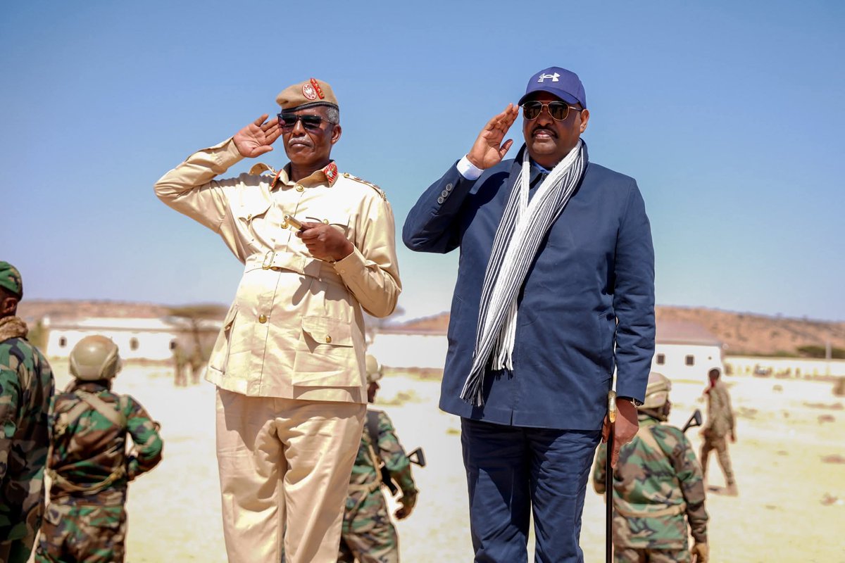 Plstatehouse's tweet photo. Madaxweynaha Dowladda #Puntland Mudane @HESaidADeni
 oo safar shaqo ku yimi degmada #Qardho, ayaa Dugsiga tababarka ee #Xorgoble tababar ugu soo xiray Dufcadda 7-aad oo ah Ciidanka Booliiska ee ka baxay Dugsiga, kuwaasi oo bartay aqoon Booliis oo dhameystiran. https://t.co/weIs9ELZcF