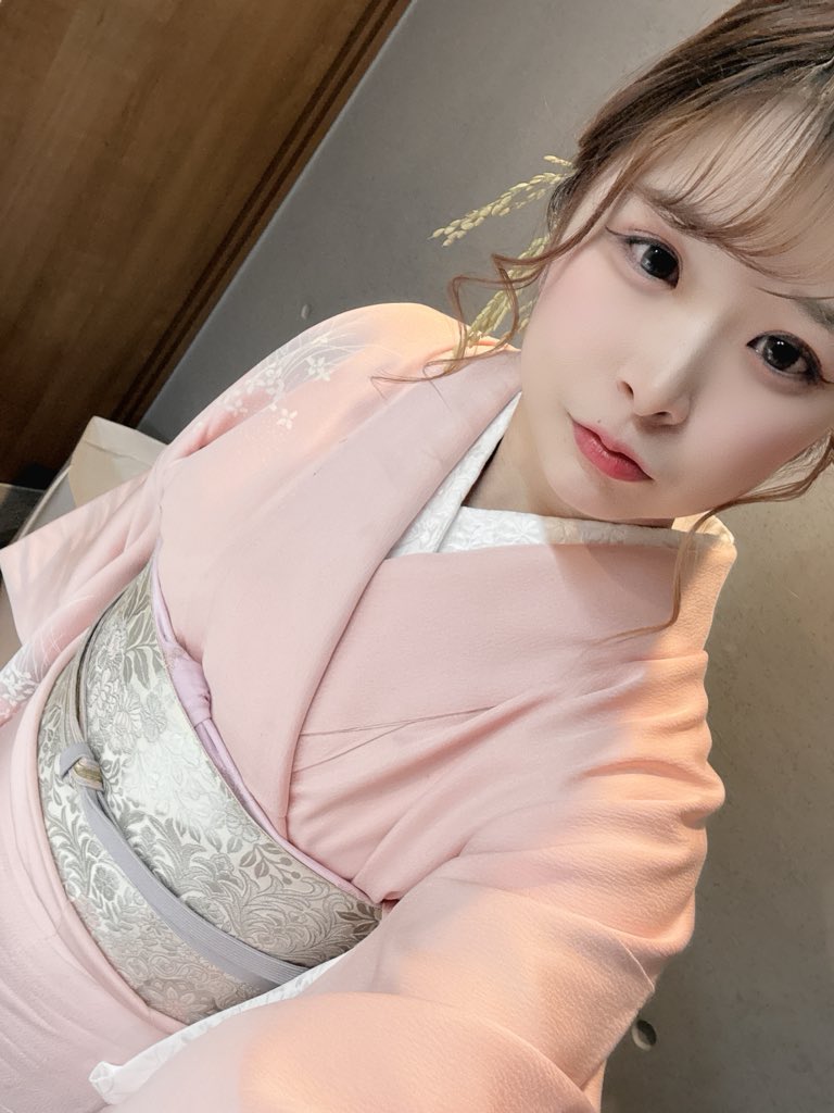nhellokitty2's tweet photo. みなさん、お久しぶりです。

今年のお正月に着た、お着物です♡
もう少しでまた歳をとってしまうのですが…
元気です♪

東京、横浜に来てもう4年。。
ライブ配信したり、転職したりあっという間でした！

これからもよろしくお願いします🤲 https://t.co/bq1DdH8YNC