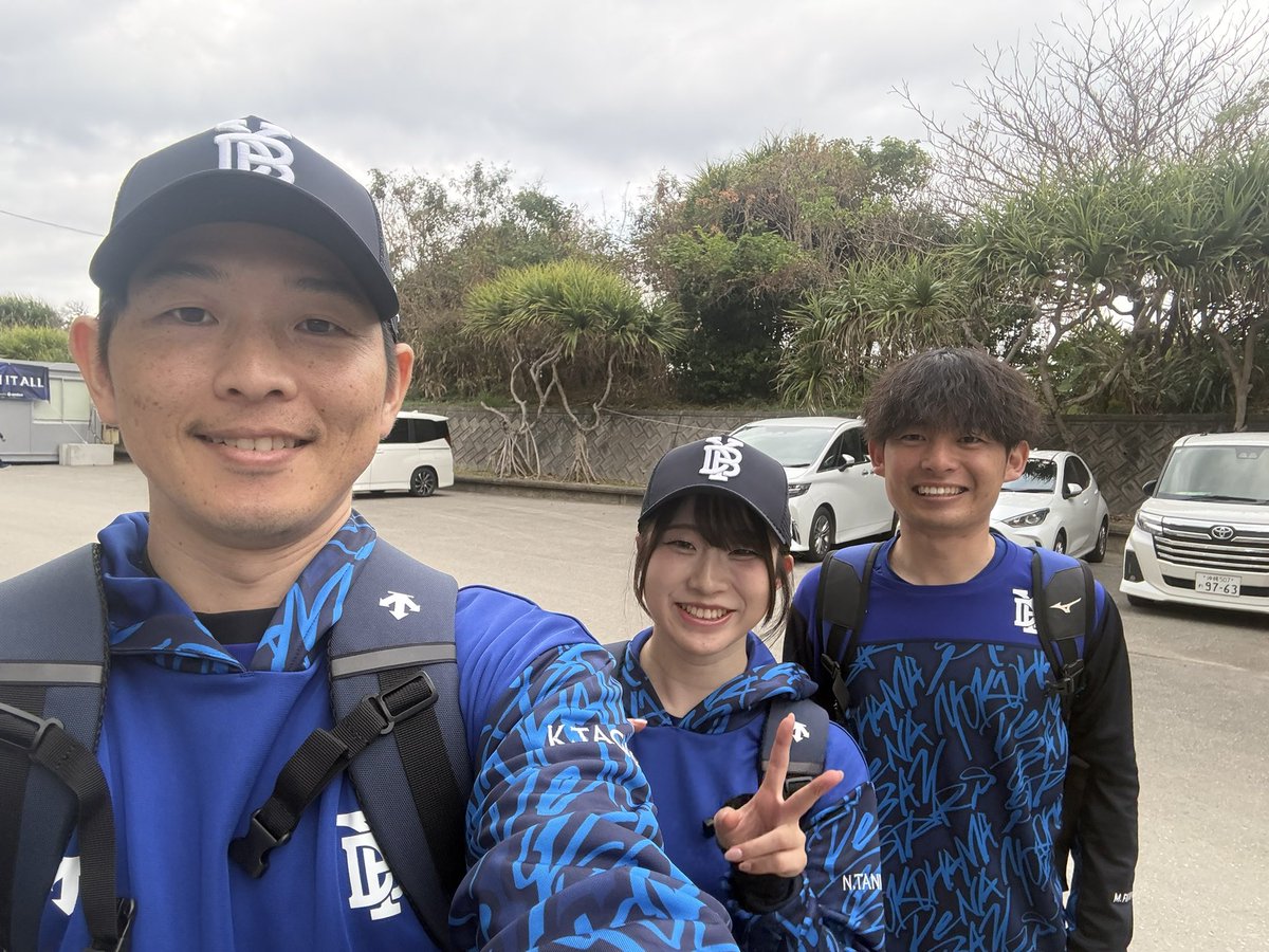 tagami_61's tweet photo. キャンプ初日が終わりました！
新人アナリストたにもっちゃんとジェイの３人です😎

#横浜DeNAベイスターズ https://t.co/325frKS7Bt