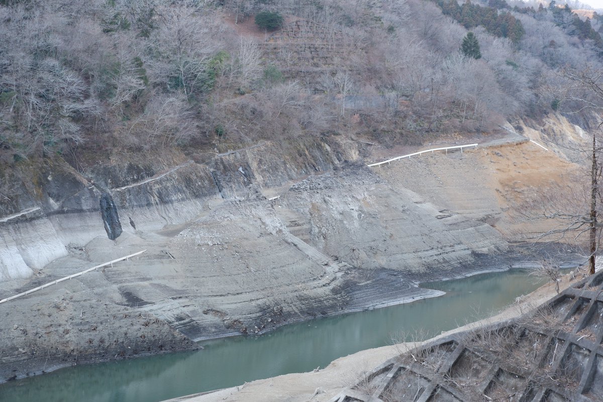 宮ケ瀬湖の水位が記録的な低下を見せ、湖底の旧県道が顔を覗かせていました。