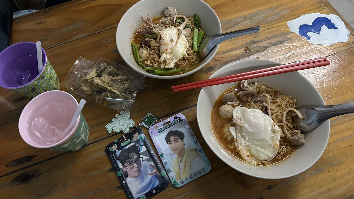 TempuraAroha's tweet photo. พา #Binu มากิน 📍มาม่าฟ้าธานี
อร่อยสมการรอคอย คิวยาว
นั่งรอ 40 นาที นั่งกิน 20 นาที😂
พริกเผ็ดซะใจมากแต่เข้ากับมาม่าสุดๆ
หมูสับรสชาติดีเลย ลูกชิ้นก็อร่อย
ปลาหมึกเหนียวไปนิด
แต่รวมๆ แล้ว 45 บาทคือดีเลยแหละ มิน่าคนกินเยอะ https://t.co/fxaPXqKPc9