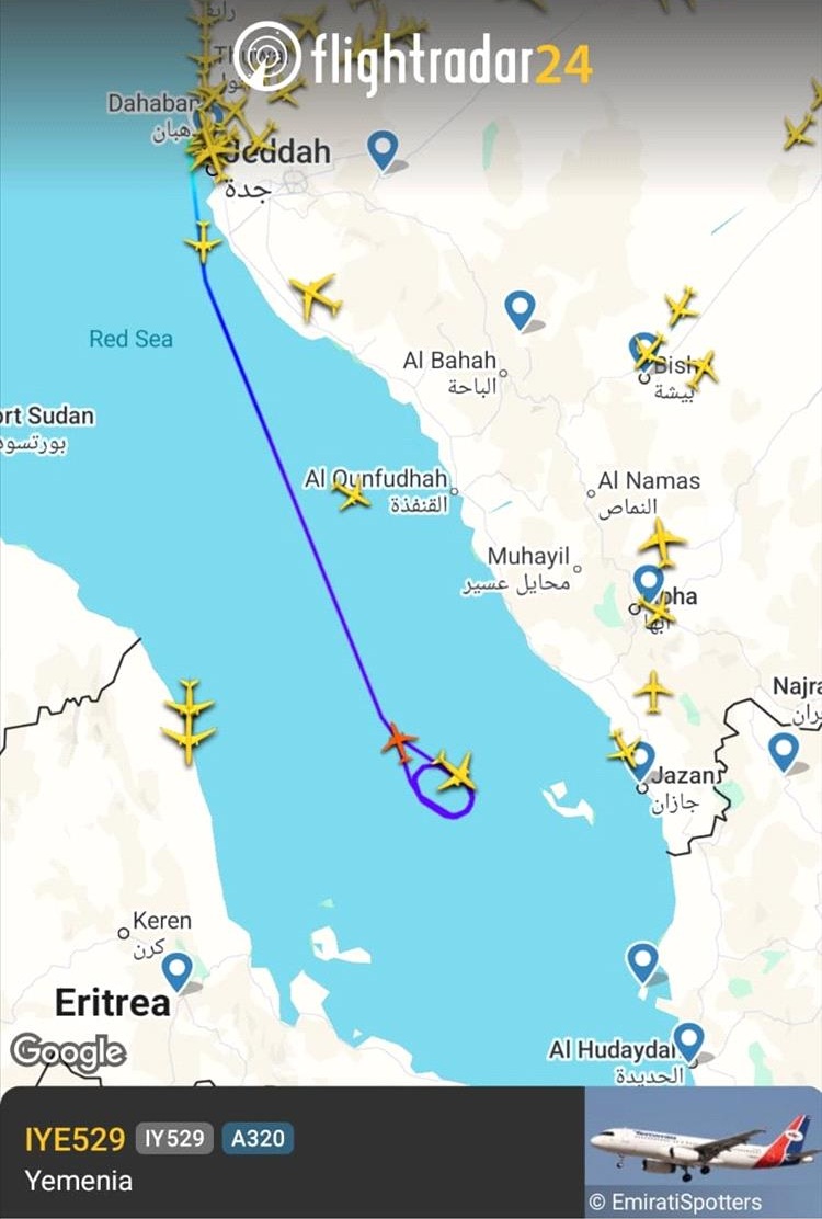 منعت جماعة الحوثي طائرة تابعة للخطوط الجوية اليمنية، قادمة من جدة، من الهبوط في مطار المخا عبر رفض منحها إذن الهبوط من غرفة عمليات الطيران المدني في صنعاء، وذلك بعد ساعات من تدشين العمل رسميًا في المطار، في خطوة وُصفت بتعطيل حركة الملاحة الجوية وزيادة معاناة المسافرين.

كيف سيرد