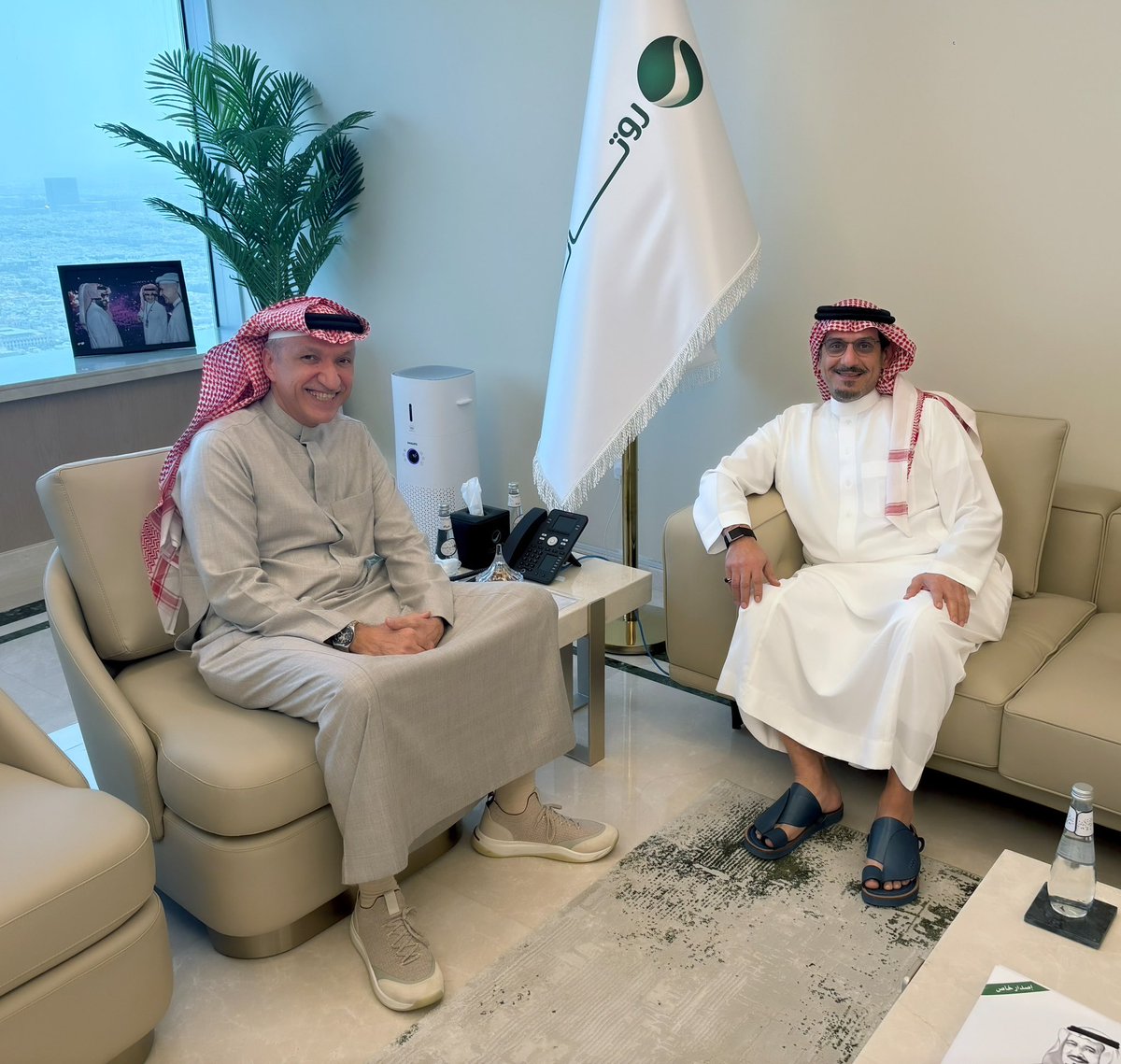 RotanaMusic's tweet photo. استقبل الأستاذ #سالم_الهندي رئيس مجلس الإدارة والرئيس التنفيذي لمجموعة #روتانا للموسيقى في مقر المجموعة الرئيسي بالرياض، صاحب السمو الأمير #نواف_بن_سعد، رئيس مجلس إدارة #نادي_الهلال السعودي.
وخلال الزيارة تبادلا الأحاديث الوديّة، وسط أجواء عكست عمق العلاقات والاحترام المتبادل، مع التقاط الصور التذكارية.

@salhendi 
@Alhilal_FC 
#RotanaMusic
