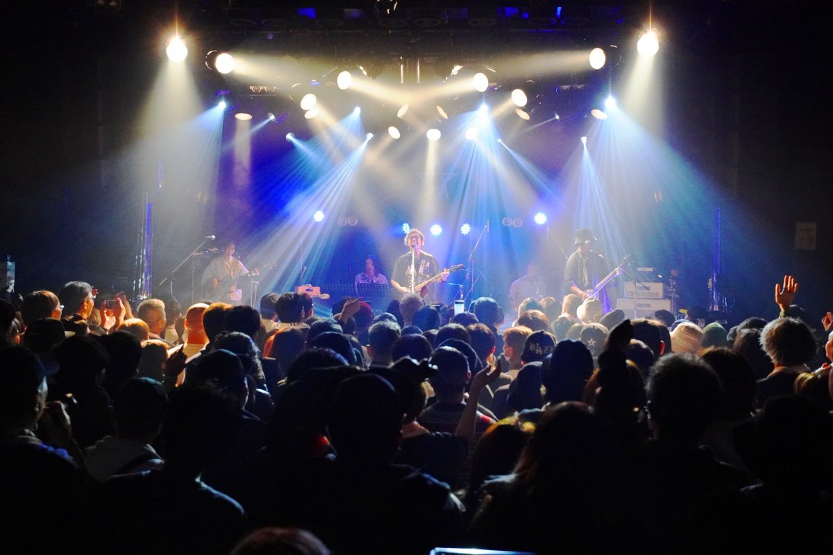 Killer_x_'s tweet photo. Apollogic
『ALWAYS BE A CHALLENGER TOUR FINAL 』
@代官山UNIT

本日もバチッと照らして来ました💡𓀇

会場機材ほぼ総入れ替えで、LEDクソ入り入りムービング盛りッ盛り仕様でした〜
🤘🤘🤘
■レーザーオペレートは仲良しNAIFFさん@rk_wing_naiff 
PAは香川の雄、オギー@gwF6LqVlnGiP3nc 
こちらのスーパータッグでお送りしました〜👊👊👊

Apollogicの2人、ツアーお疲れ様でした！
2人がUNITに立ってLIVEしてる姿を見てめちゃくちゃ感慨深かったっす。
またお願いします!!🙏🙏

ご来場の皆様はお楽しみ頂けたでしょうか？
今回も盛り上がってる皆様の拳と後頭部見れてワシ、めっちゃ楽しかった〜🥳
皆さんのUPする写真楽しみにしてます〜🤪

P.S
スタッフTシャツを作ってくれた物販スタッフのオノウエさん@hengonoue にギリギリのタイミングで半分冗談で『役職のプリント入れてほしいな〜』って言ったら当日見事に仕上げてきて頂いて、めっちゃテンション爆上がりで仕事できました🔥🔥🔥
今後ApollogicのLIVEの戦闘服として大切に着させて頂きます!!🙏🙏

 #Apollogic #アポロチャンネル #TOURFINAL  #代官山UNIT