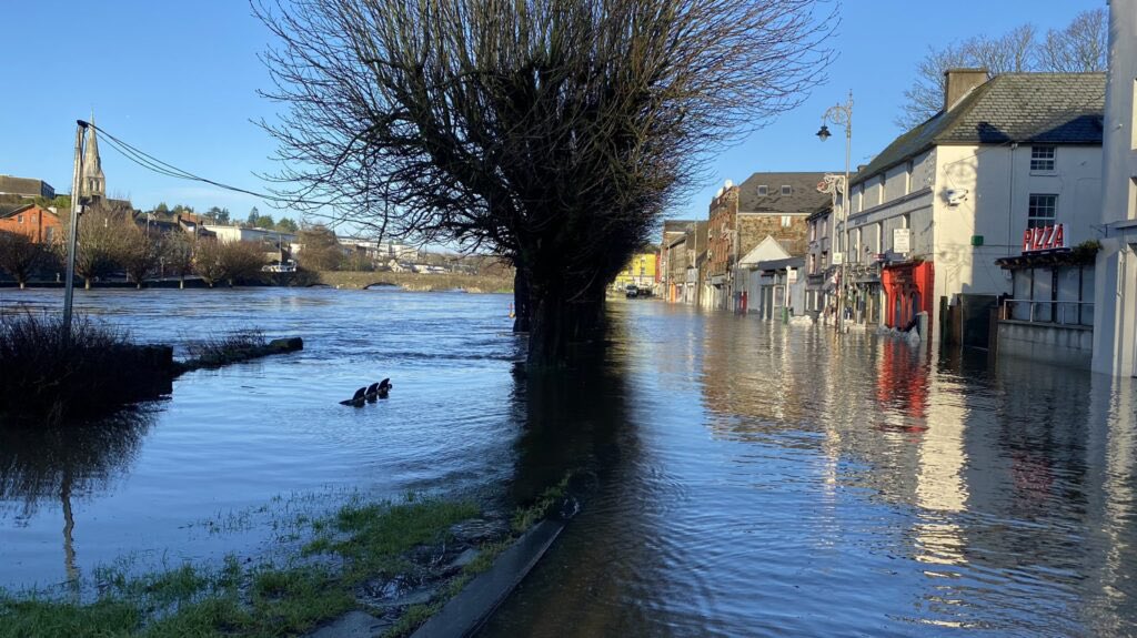 philipnolan1's tweet image. The Government has promised flood relief schemes for years, without delivery.
So what does it do after #StormChandra left homes and businesses under water?
It blames Met Éireann, and talks about reform of the coloured warnings.
Good try, lads.
Good try, but we see you. 🫵🏻