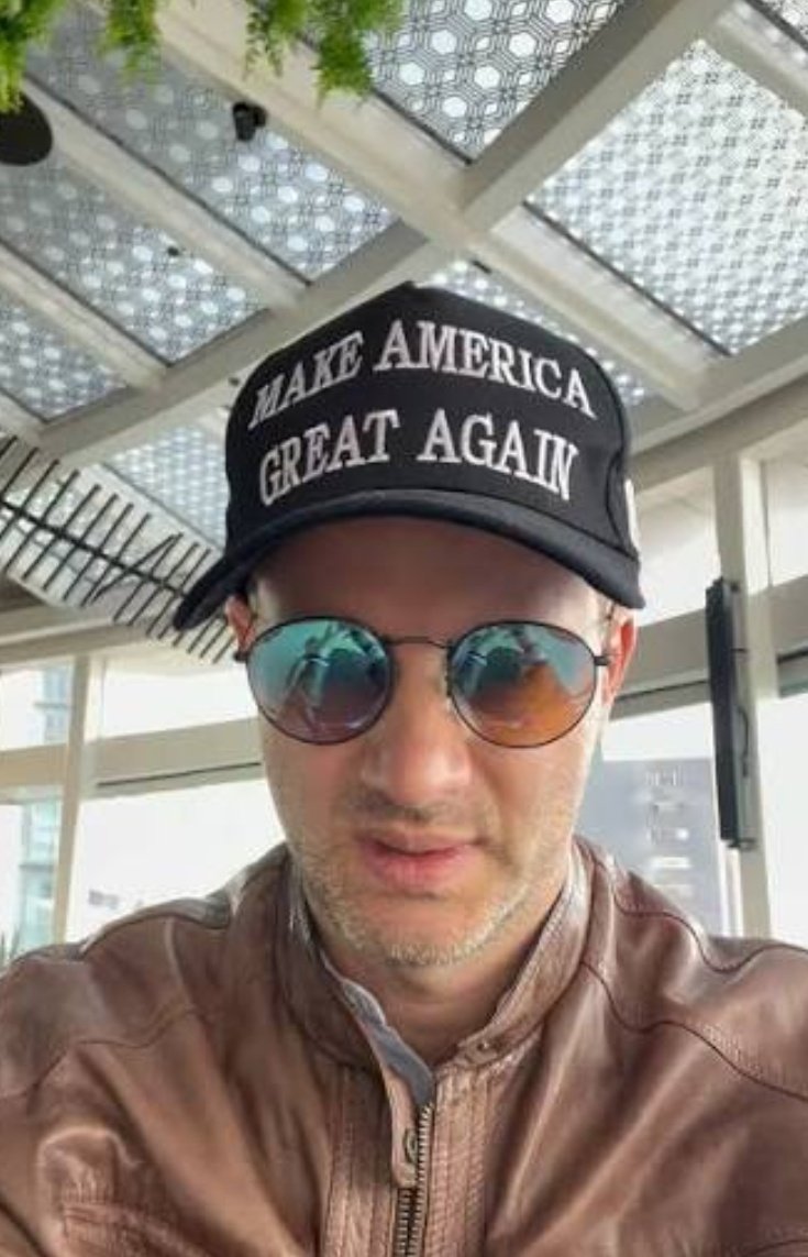 FilosofaZurdita's tweet image. Este weón, si hubiese podido, hubiera clamado por participar en las Orgías de Trump.