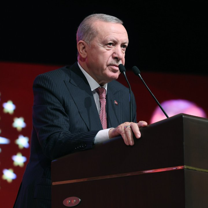 bpthaber's tweet photo. Epstein belgelerinde, Cumhurbaşkanı Erdoğan'ın bölgesel hamleleri ve İsrail ile iyi ilişkileri olanları temizlediğine dair yazılar ortaya çıktı.

"Erdoğan,Türk ordusunda İsrail ile tarihsel olarak iyi ilişkiler içinde olanları temizliyor."

“İsrail'in durumu çok kötü..

Erdoğan; diplomatik açıdan beceriksiz Netanyahu yönetiminden (sadece Bibi'den değil,daha çok koalisyonundan) gerçekten tiksiniyor... 

Türkiye'de ve Orta Doğu'nun geri kalanında oldukça iyi bir iş çıkardı.

Türkiye'nin İsrail'i ve Kıbrıs'ın petrol ve doğalgaz sahalarını taciz etmek için yaptığı son derece agresif deniz manevraları da sinir bozucu. 

İsrail ajanlarının Türkler’e daha fazla endişe verecek şekilde Kürtleri desteklemek için çalıştıkları muhtemeldir.”