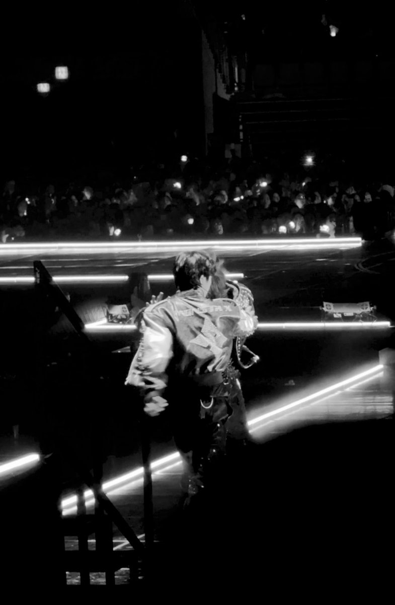 첫콘 관람 중...
갑자기 눈 앞에서 투스칸 cm 페어 쑈를 직관하게 되면서 전 제가 드디어 통속의 뇌가 되어버린 거라 생각했습니다.