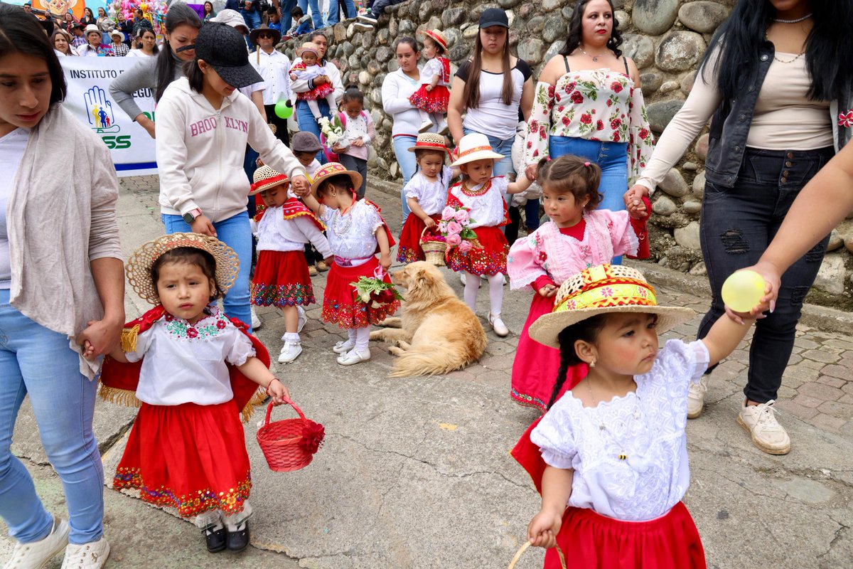 AzuayPrefectura's tweet photo. 🎊 ¡Gran día en el VIII Festival “Colores, Aromas y Sabores” en Bulán! 🍎🍐🍓

🔝 Un encuentro lleno de vida, donde los productores mostraron la riqueza de su tierra, el talento local y el amor por nuestras tradiciones. 🙌 https://t.co/WNMEPZqaKc