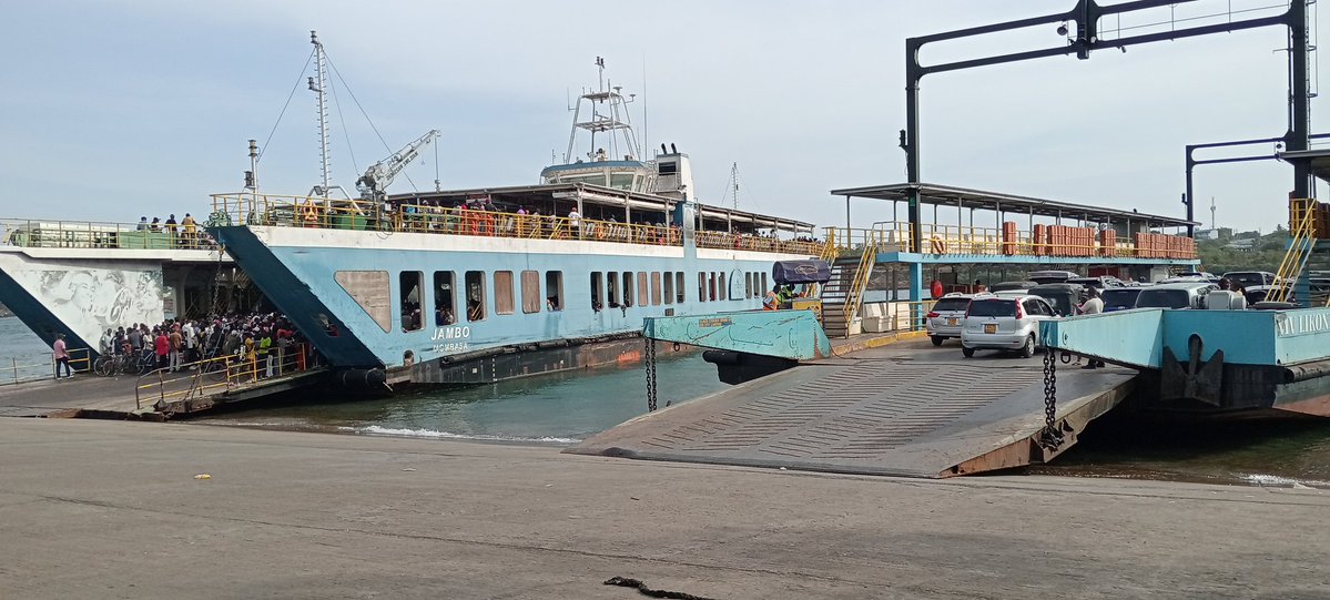 Evening peak ferry operation update:
Three ferries in operation at the Likoni channel. Kindly adhere to laid down safety rules and procedures. Thank you for using our services. Have a blessed evening.
 #kenyaferry #PSSDTransport #Kenya_Ports #kmakenya #TransportKE #ntsa_kenya