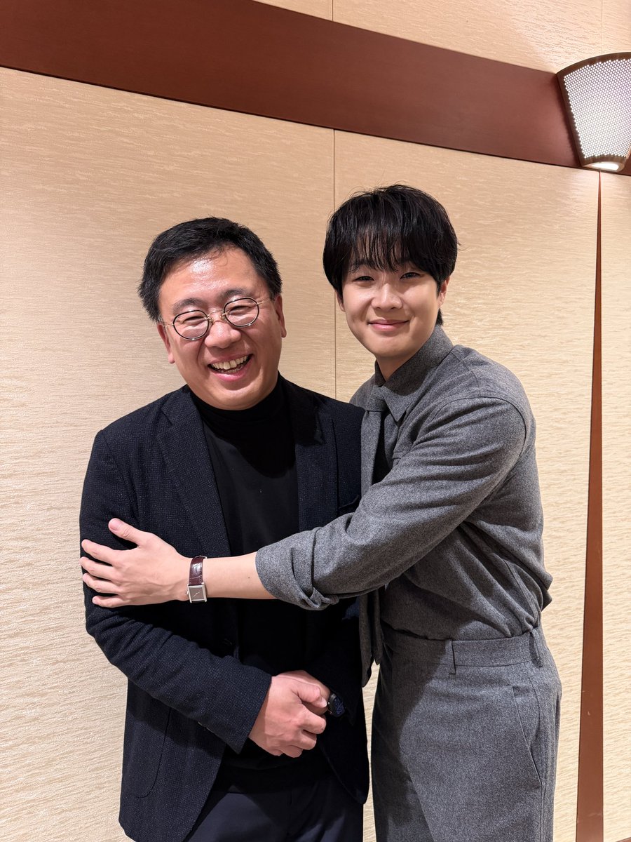 furuyamasayuki0's tweet photo. 今夜は俳優のチェ・ウシクさんと2年ぶりの再会でした☺️「CHOI WOOSHIK FANMEETING 2026 With You, With WOO」でMCでした🎤とても緊張されてましたがスタート直後からウシクさんらしさ全開👍前回よりもリラックスされていましたよ❗️これからも“どんどん”良い作品を通じてファンを魅了し続けて下さいね😉 https://t.co/xKgZyOj82N