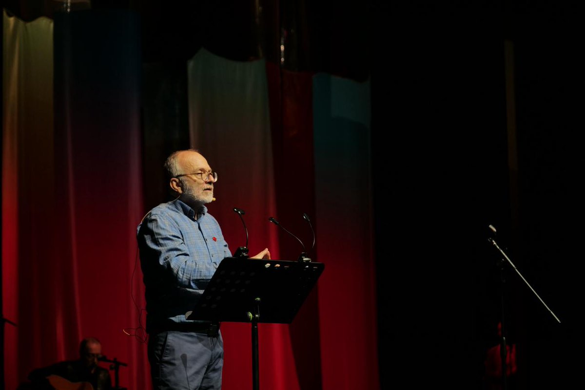 "Ortalamaya benzer bir TKP'yi herkes çok istedi. Çıkıntılık yapmayalım, herkesle aynı şeyleri söyleyelim çok istendi. TKP ortalamacı bir parti olamaz.

TKP'nin sorumluluğu ne yapıp ne edip işçi sınıfını ayağa kaldırmak, bu düzeni değiştirmektir."

Kemal Okuyan sahnede.