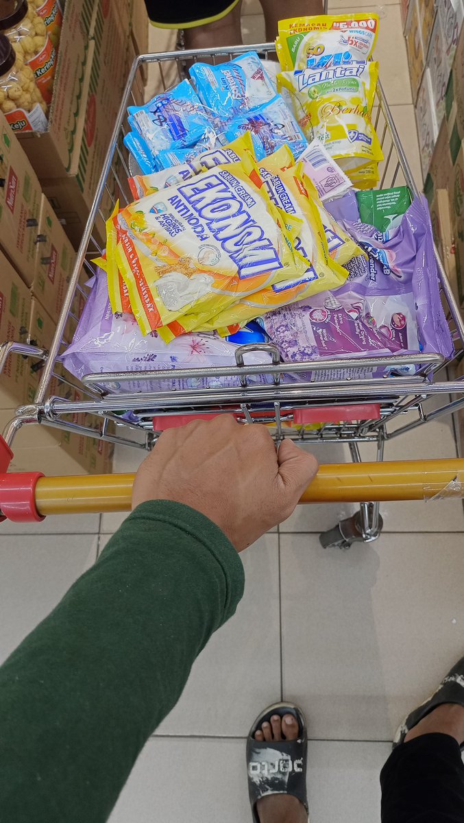 uteburuhati's tweet photo. Keperluan bulanan buat 3 rumah wkwkw https://t.co/1xqh0alUib